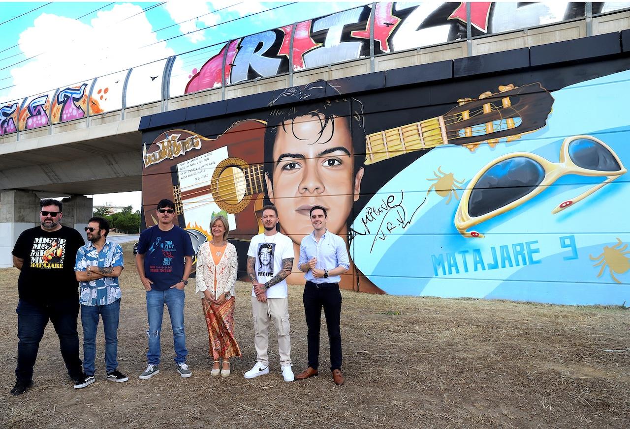 Presentado el nuevo grafiti en memoria de Migue Benítez en la barriada jerezana de San José Obrero