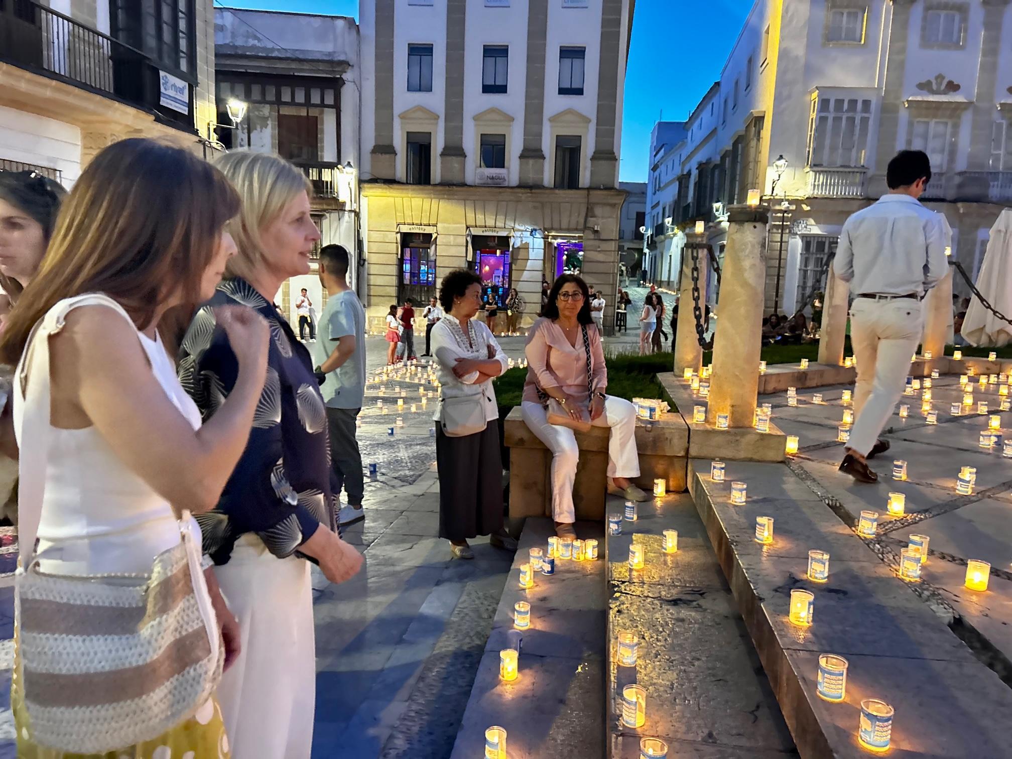 Aspanido llena el centro de Jerez de luz en su Noche de las Candelas