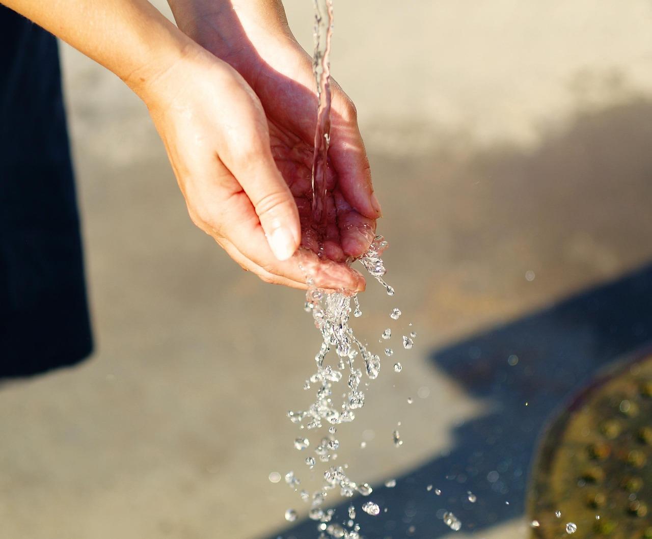 La EMA insiste en una buena hidratación ante los avisos naranjas por calor de esta semana en Andalucía
