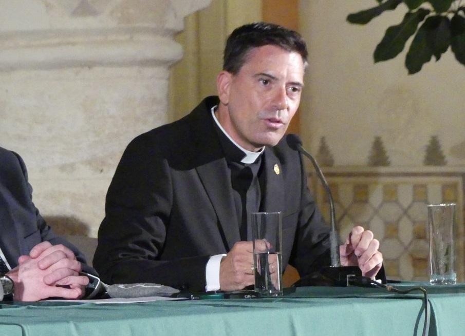 Indignación en Rota por el traslado del párroco del carmen