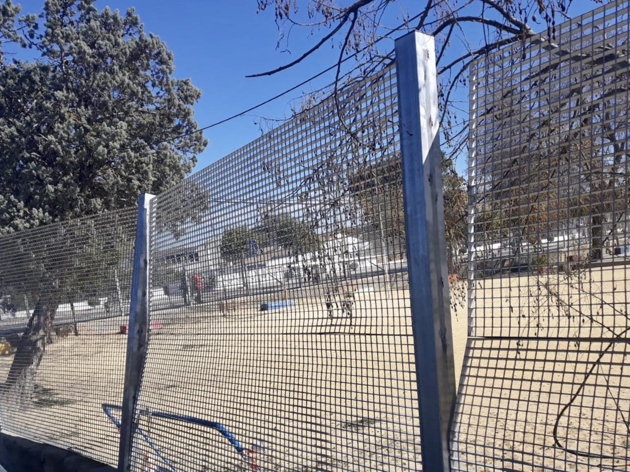 El colegio de La Barca exige al Ayuntamiento de Jerez que arregle la valla destrozada por el camión de la basura