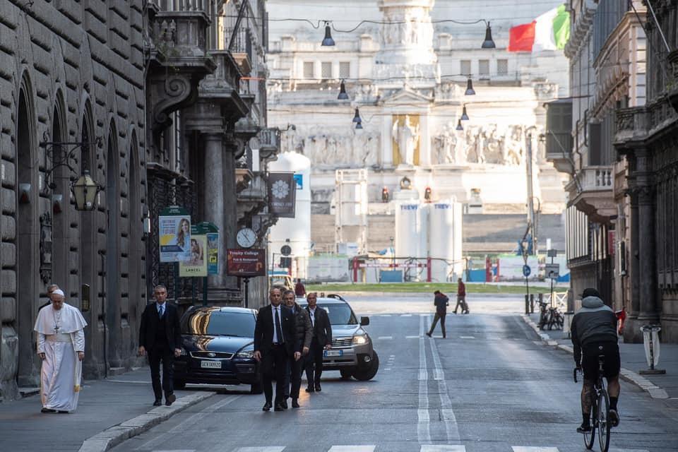El Papa peregrina por Roma, pidiendo el fin de la epidemia