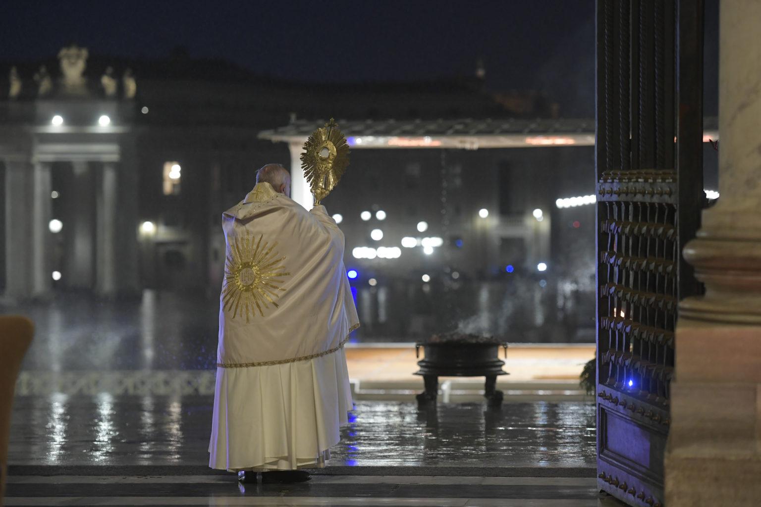 El Papa abraza a la humanidad con la bendición de Dios: Es “tiempo de elegir”