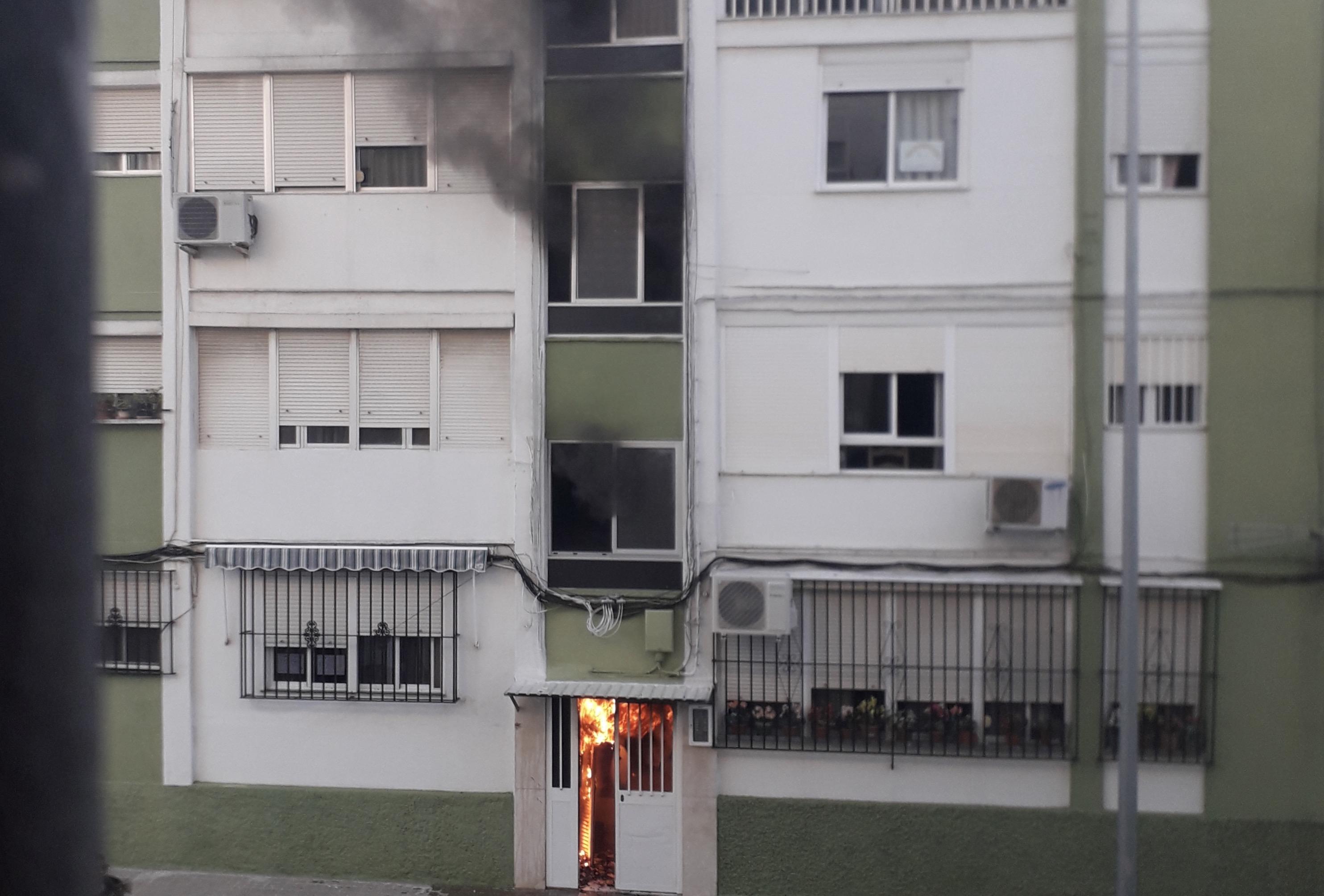 Aparatoso incendio obliga a desalojar un bloque de viviendas en Santo Tomás de Aquino