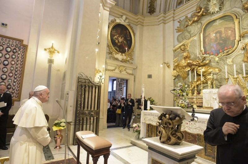 El Papa confía Roma, Italia y el mundo a la protección de la Madre de Dios