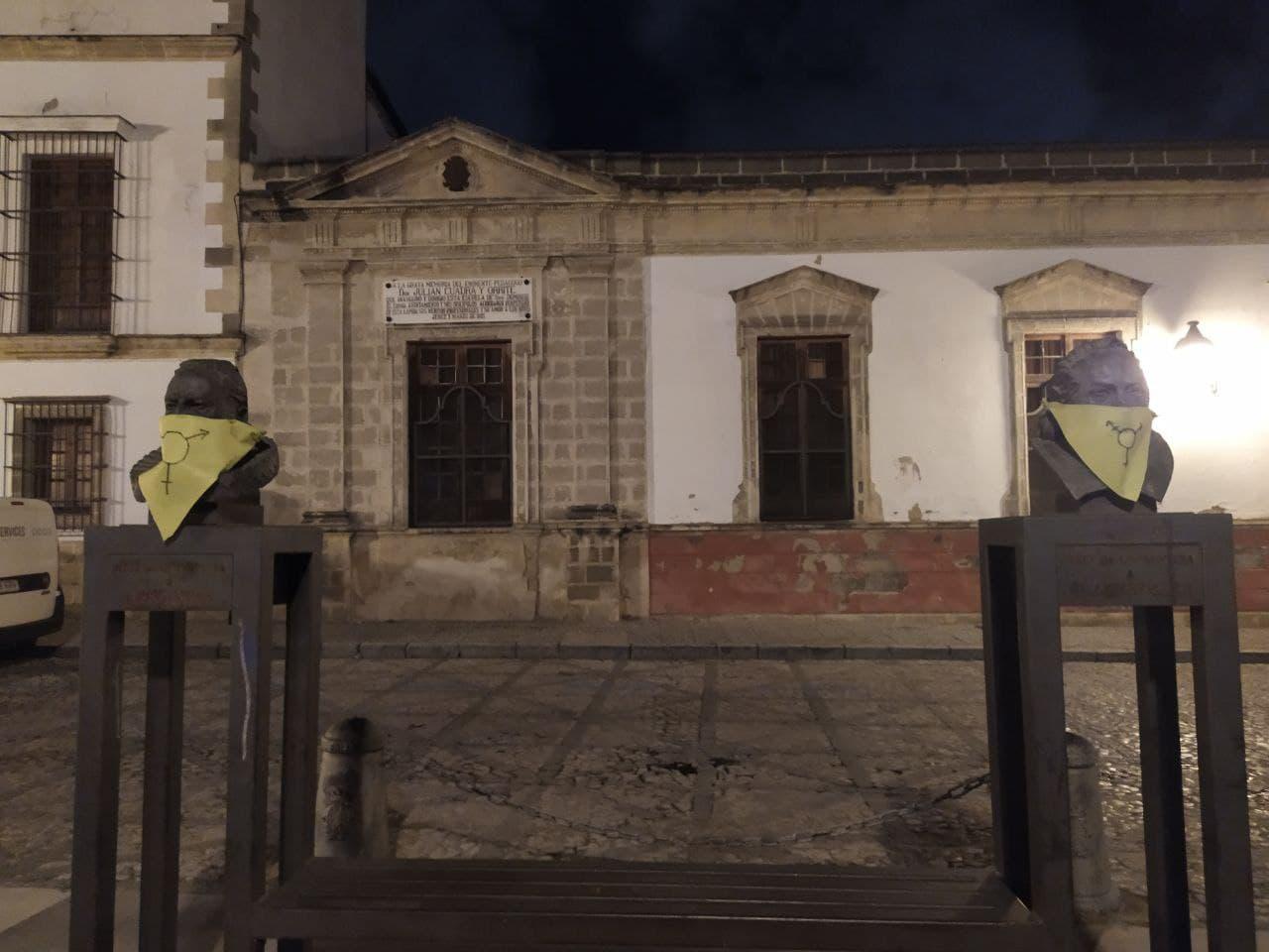 Jóvenes radicales de 'Abrir brecha' profanan monumentos en Jerez por el 8-M