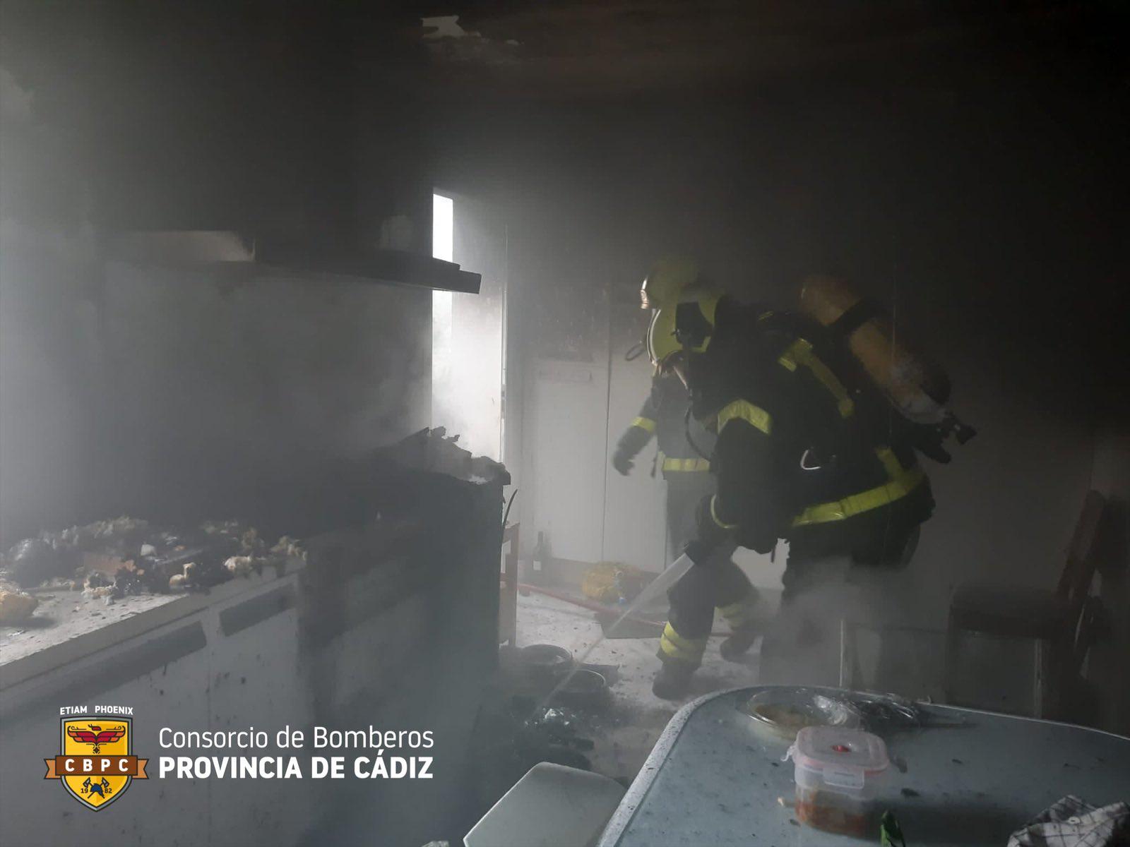 Incendio en un chalet de dos plantas en la Avenida Álvaro Domecq