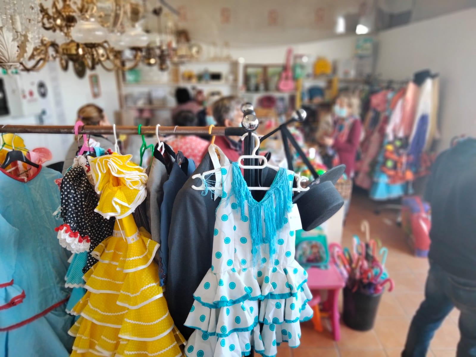 Madre Coraje inaugura nueva tienda solidaria en Guadalcacín con trajes de flamenca de segunda mano
