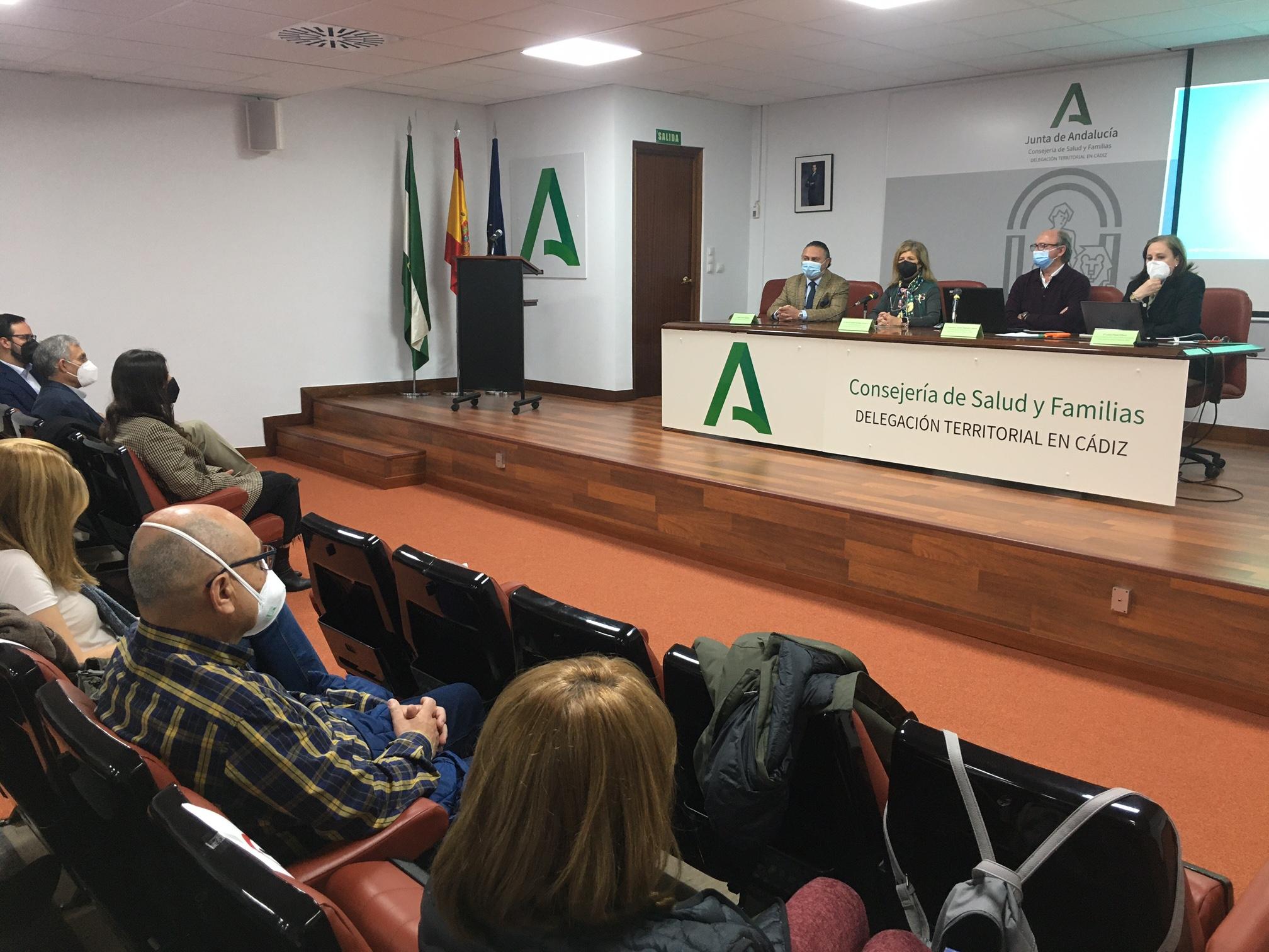 Medio centenar de dentistas de la provincia se dan cita en un curso organizado por la Delegación de Salud y Familias