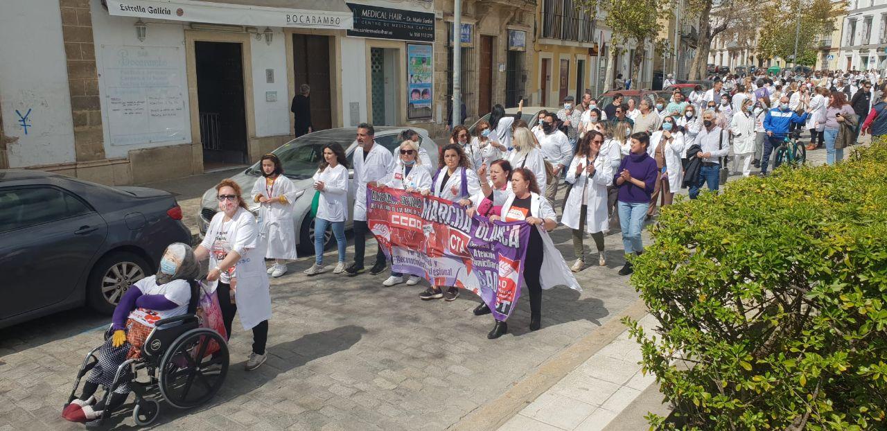 Los trabajadores del Servicio de Ayuda a Domicilio de Jerez salen a manifestarse exigiendo mejoras laborales