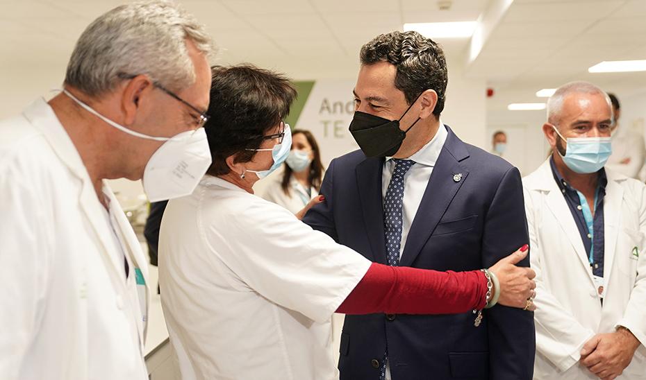 Juanma Moreno anuncia 347 millones para blindar los 12.000 contratos de sanitarios