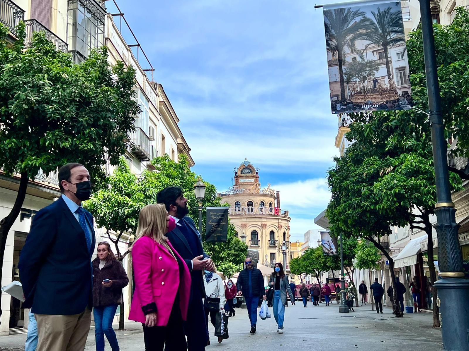 Muestra fotográfica en la calle Larga dedicada a la Semana Santa de Jerez