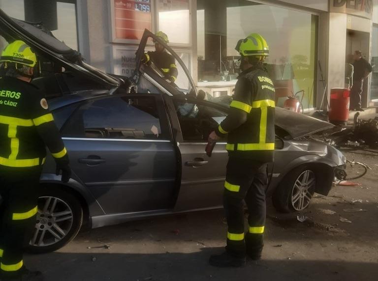 Aparatoso accidente en una gasolinera de la N-4 en Jerez deja un herido grave
