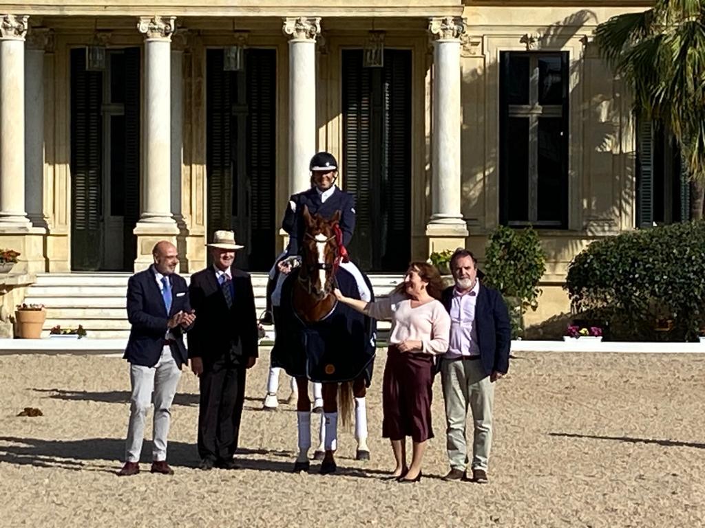 Suena el himno español en el podio del Gran Premio Especial en la Real Escuela con Claudio Castilla