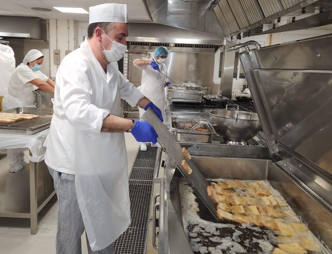 El Hospital de Jerez vuelve a endulzar el Viernes de Dolores de sus pacientes con 800 torrijas