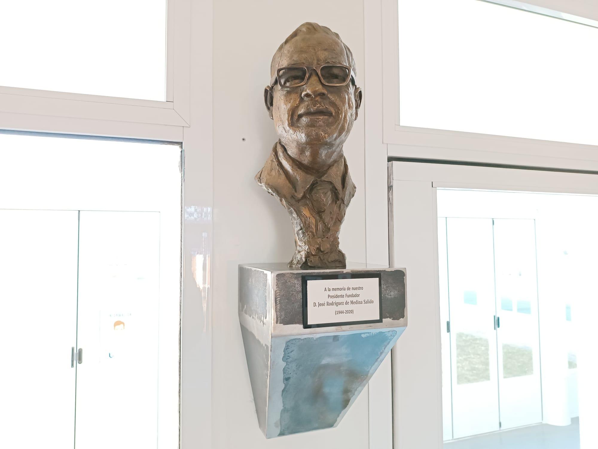 Upacesur reconoce la labor de su presidente fundador inaugurando un busto en su honor