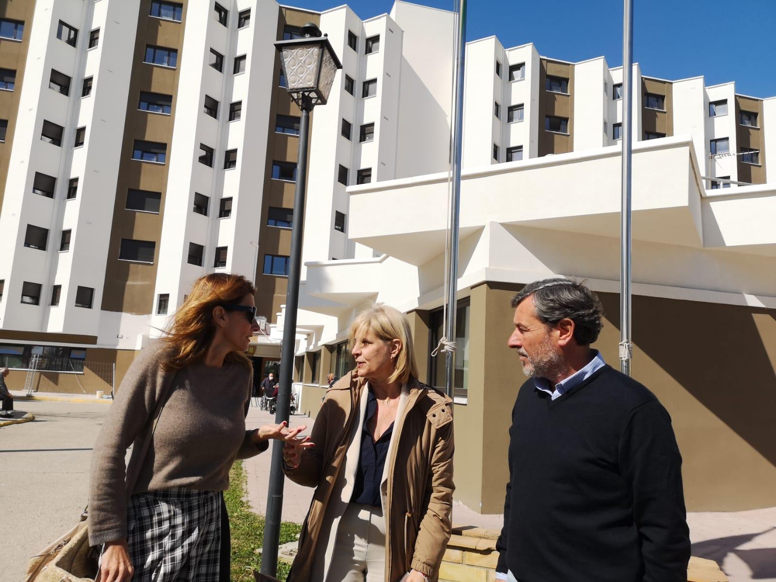 Pelayo destaca la "importante renovación" que el Gobierno de Juanma Moreno está haciendo a la Residencia de Mayores de La Granja