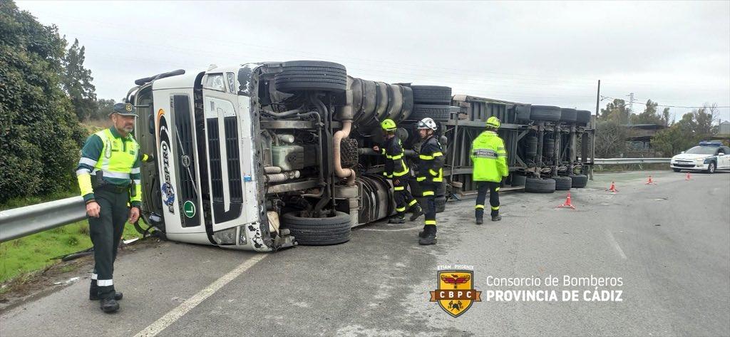 Un camión vuelca en Jerez, en la N-349