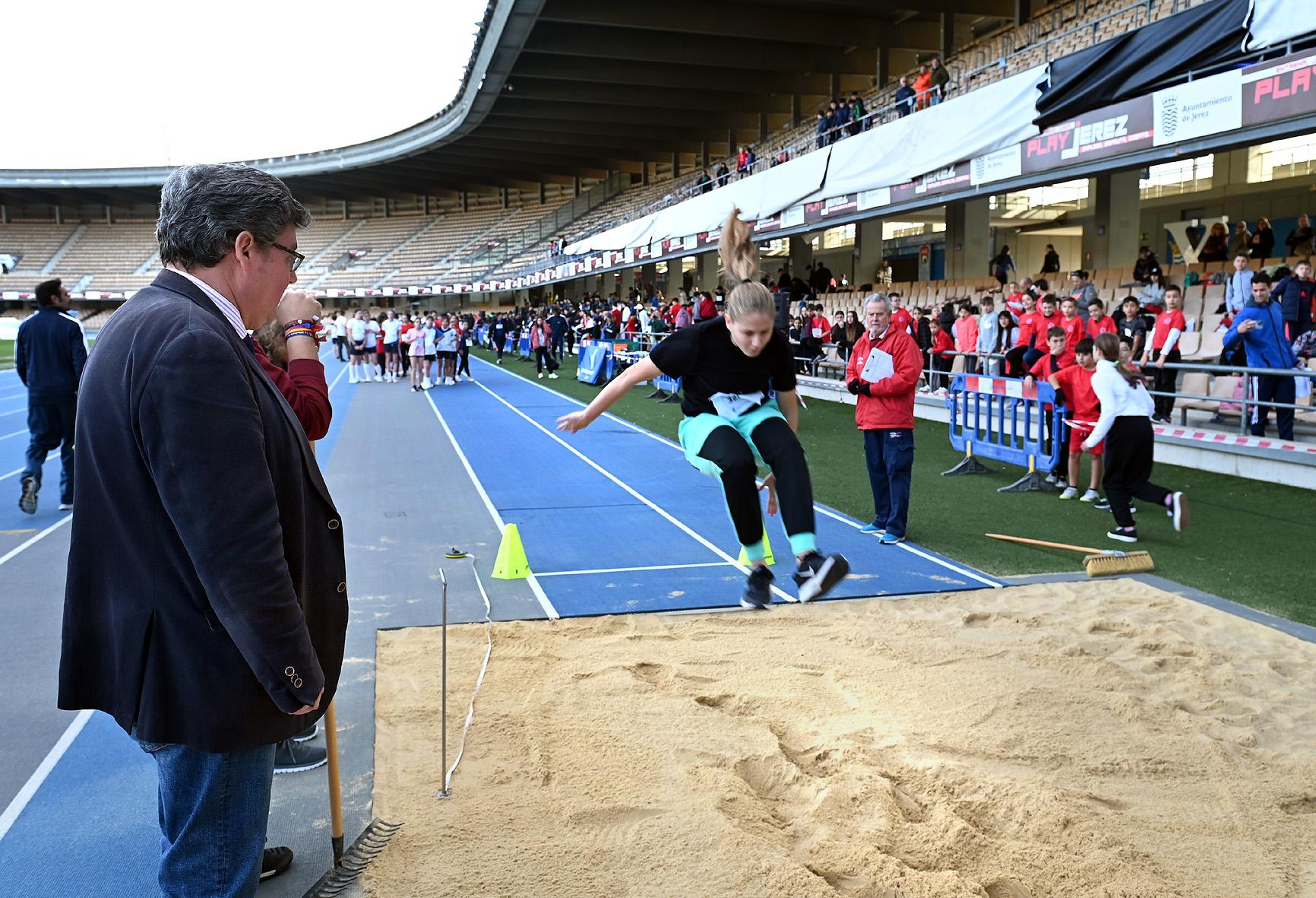 El Ayuntamiento de Jerez abre la XXXV Reunión de Atletismo Escolar en el Estadio de Chapín