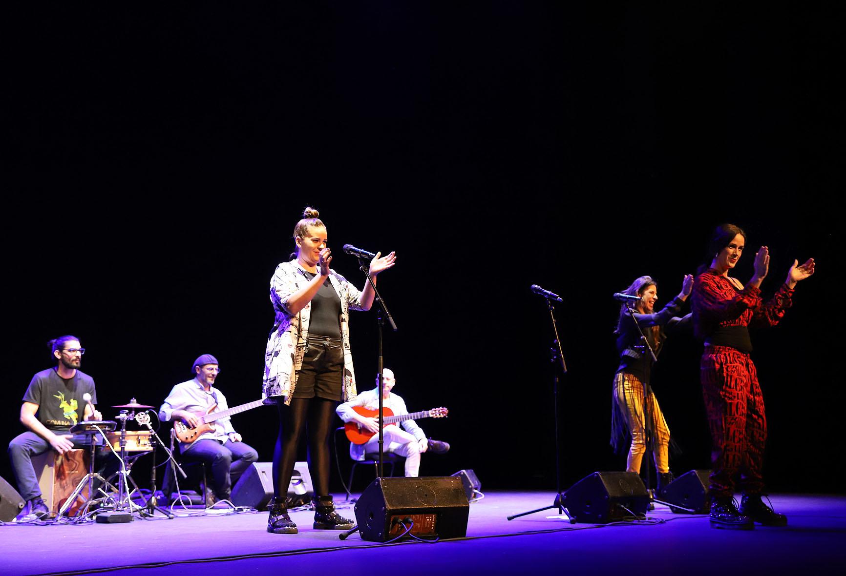 Hasta 800 alumnos participan de 'Va por ellas', obra de Las Mónicas representada en el Teatro Villamarta