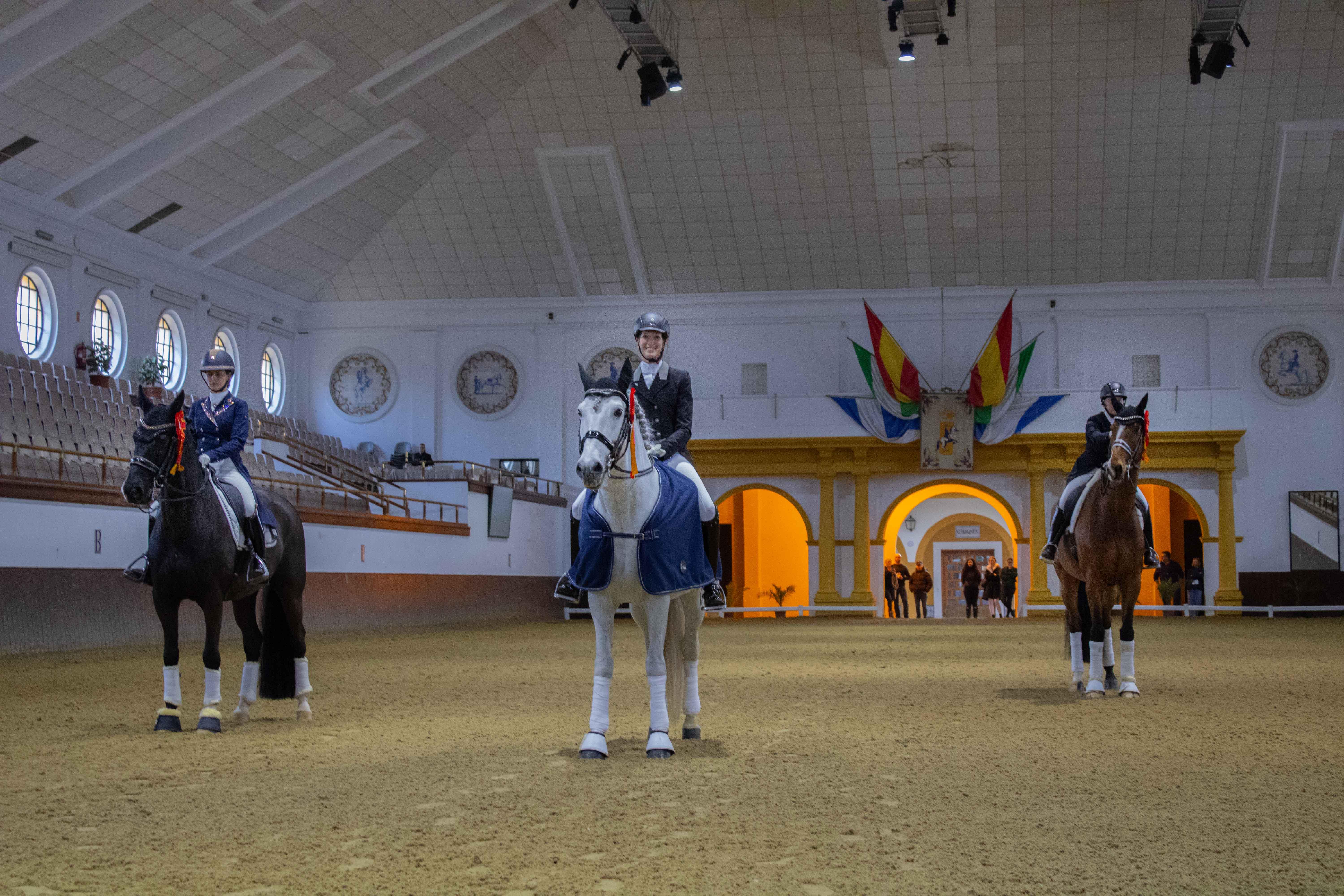 Suena el himno finlandés en el podio del Gran Premio Especial en la Real Escuela con Jenni Matilda Schmechel