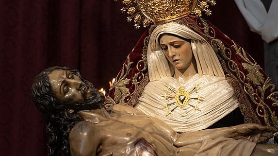 Ofrenda de ‘Santo Ángel’ a la Virgen de las Angustias