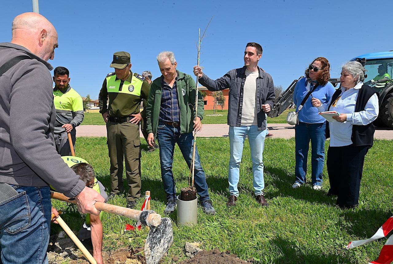 La Sociedad Gaditana de Historia Natural planta olmos en Jerez para celebrar el Día de los Bosques