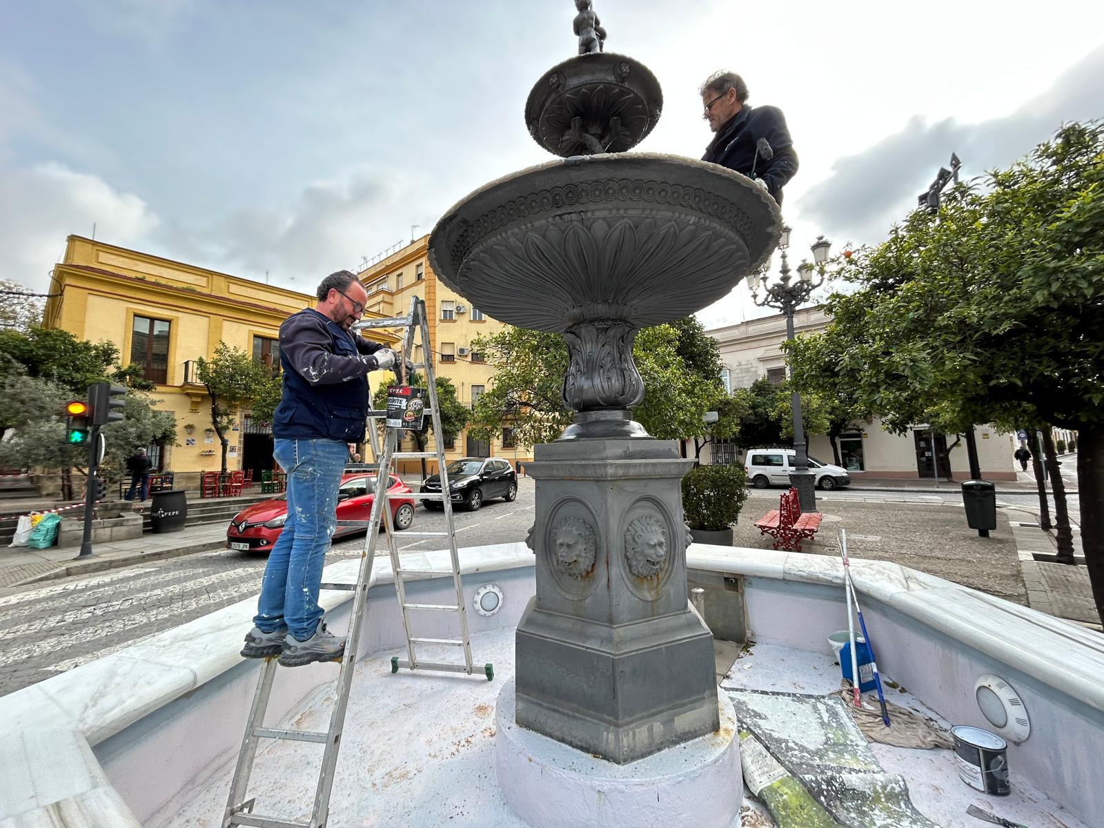 La fuente de Santiago se pone guapa para Semana Santa 