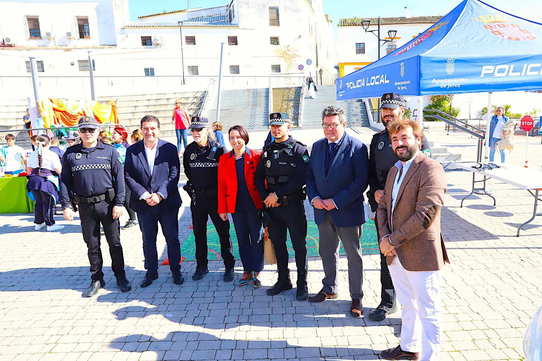 La II Feria de las Profesiones de Jerez se celebra en plaza Belén con más de 400 escolares de distintos centros