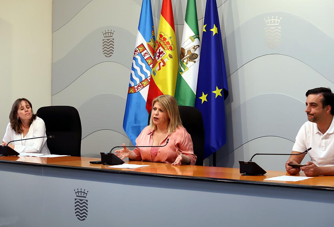 Mamen Sánchez desoye a la Junta y continúa con el asfaltado de la plaza Esteve