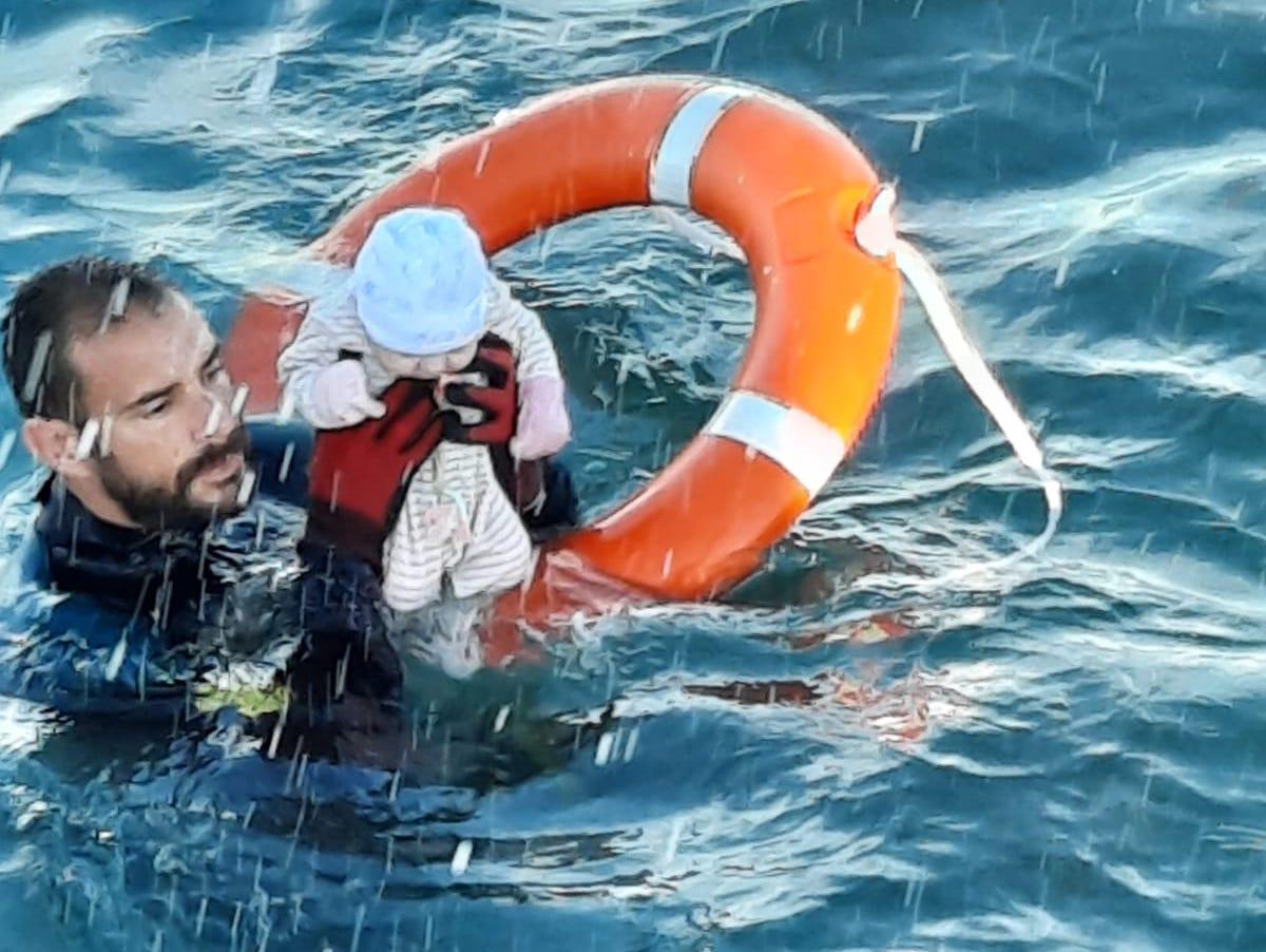 El submarinista jerezano Juan Francisco Valle rescata a un bebé del agua en Ceuta y se viraliza