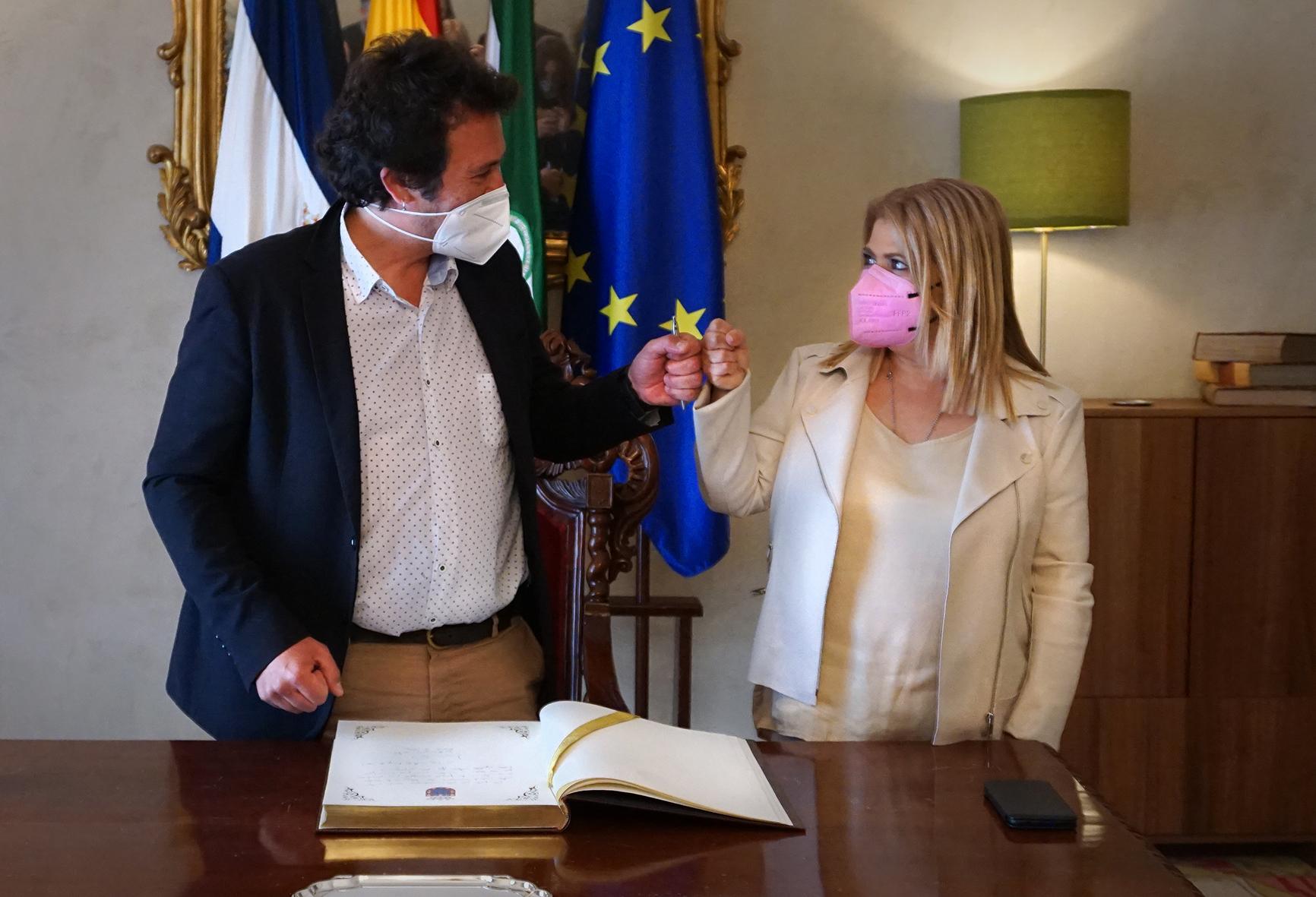 Kichi visita Jerez y firma nuevos acuerdos con el Ayuntamiento