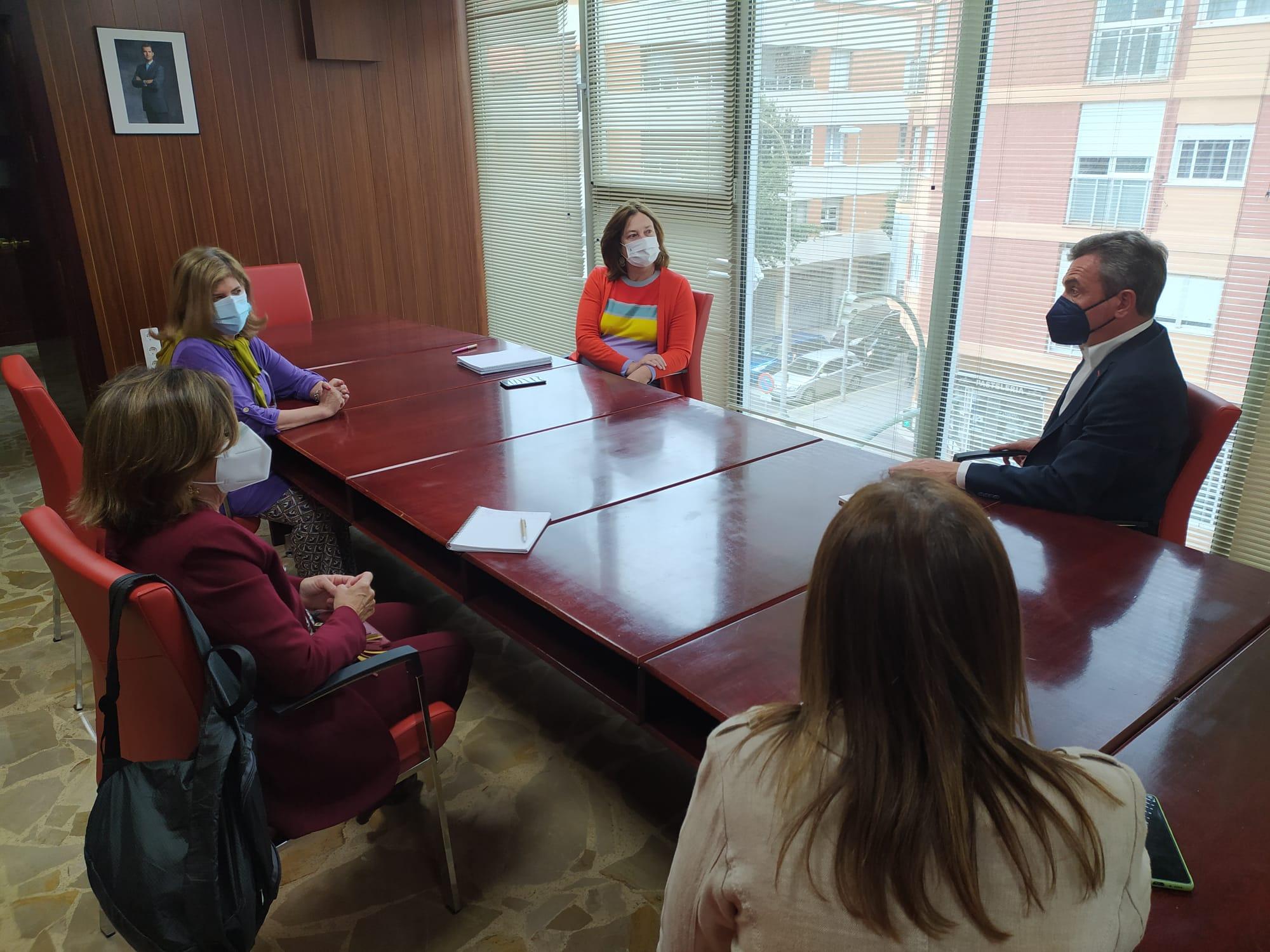 La delegada territorial de Salud se reúne con el nuevo presidente de la AECC en Cádiz