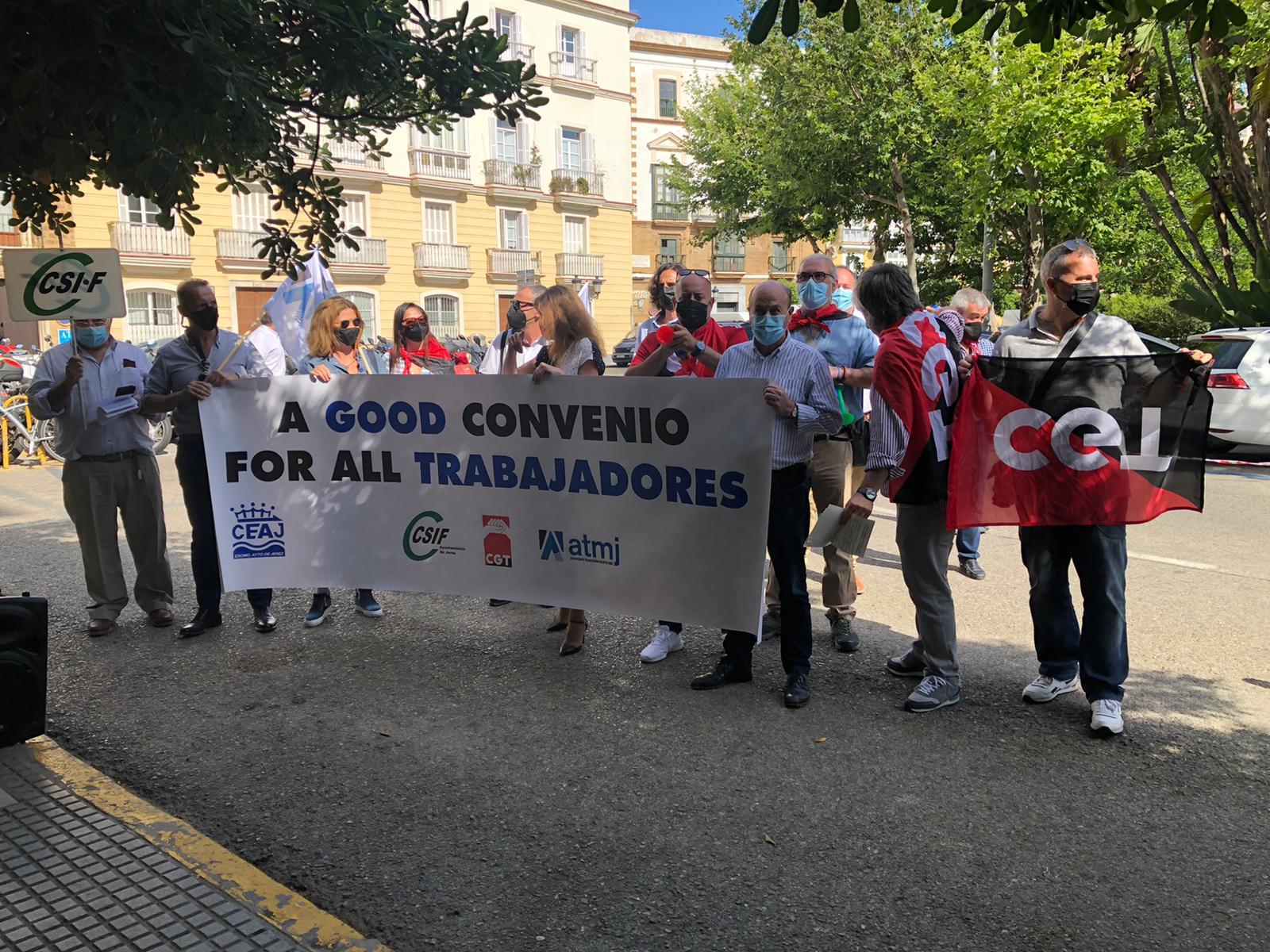 El comité de empresa del Ayuntamiento de Jerez protesta en Diputación para exigir al PSOE un nuevo convenio