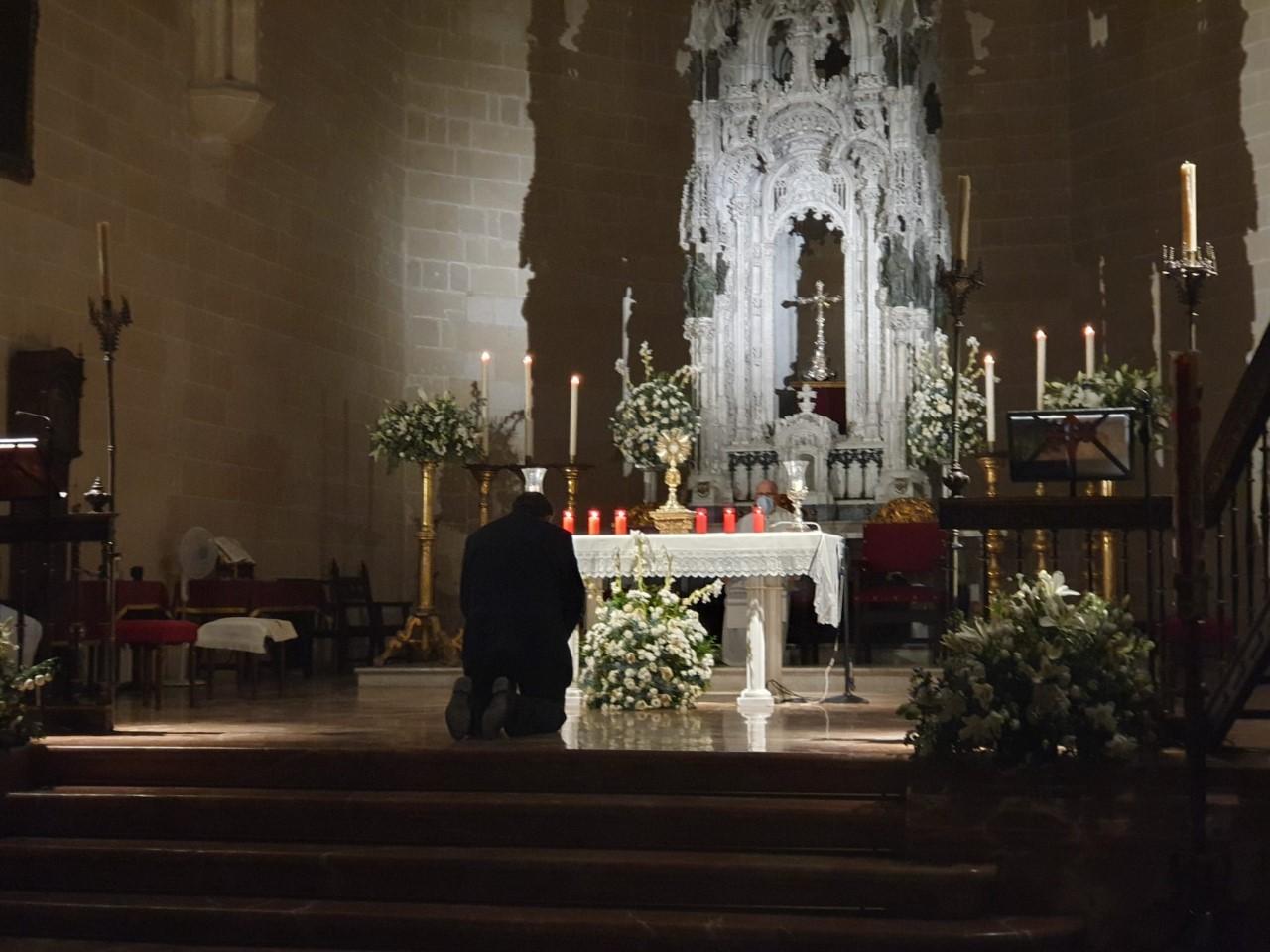 Este jueves, Hora Santa mensual en la Parroquia de Santiago