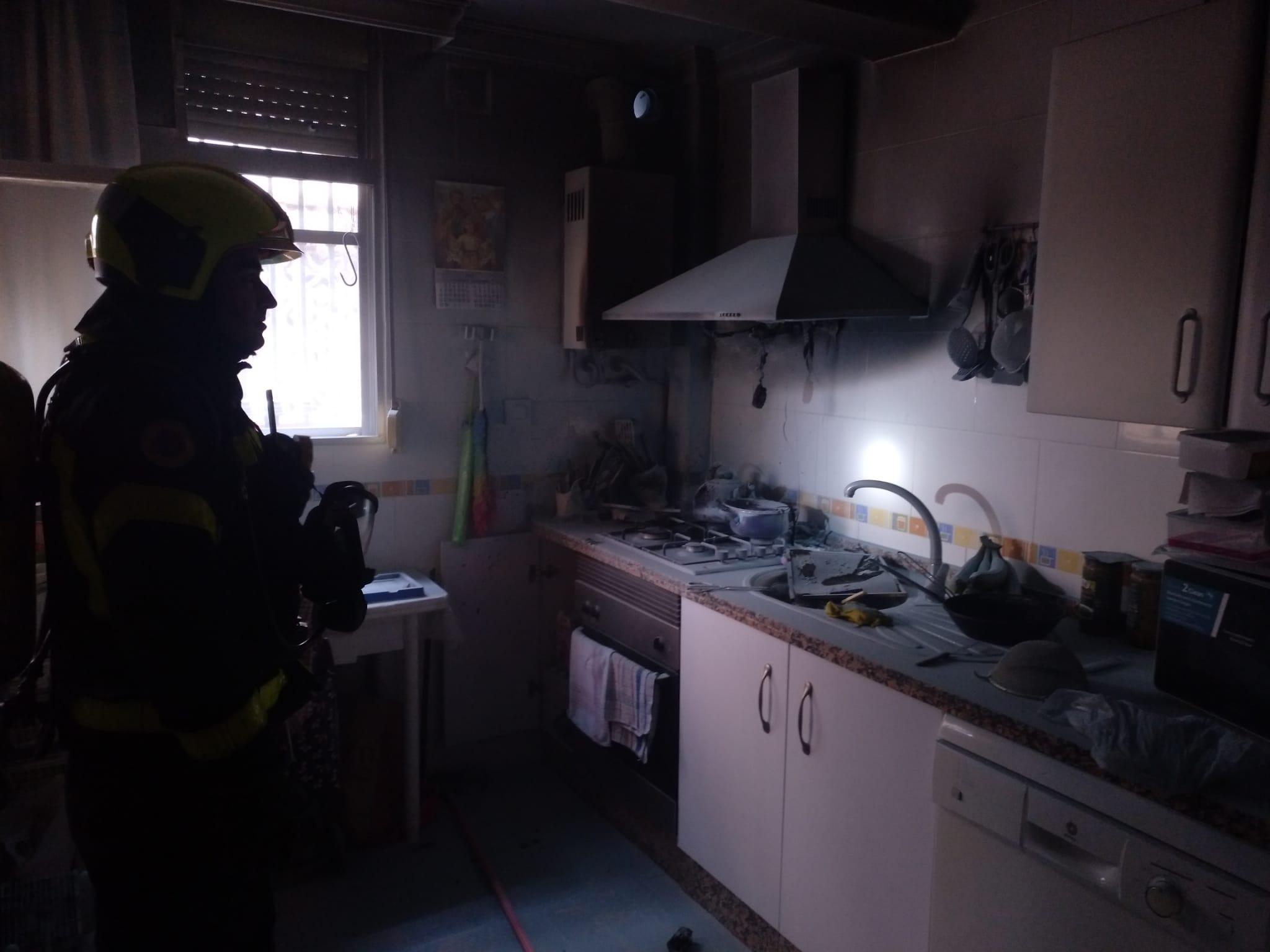 Afectado por humo un hombre tras socorrer a varias personas en el incendio de una casa en Jerez