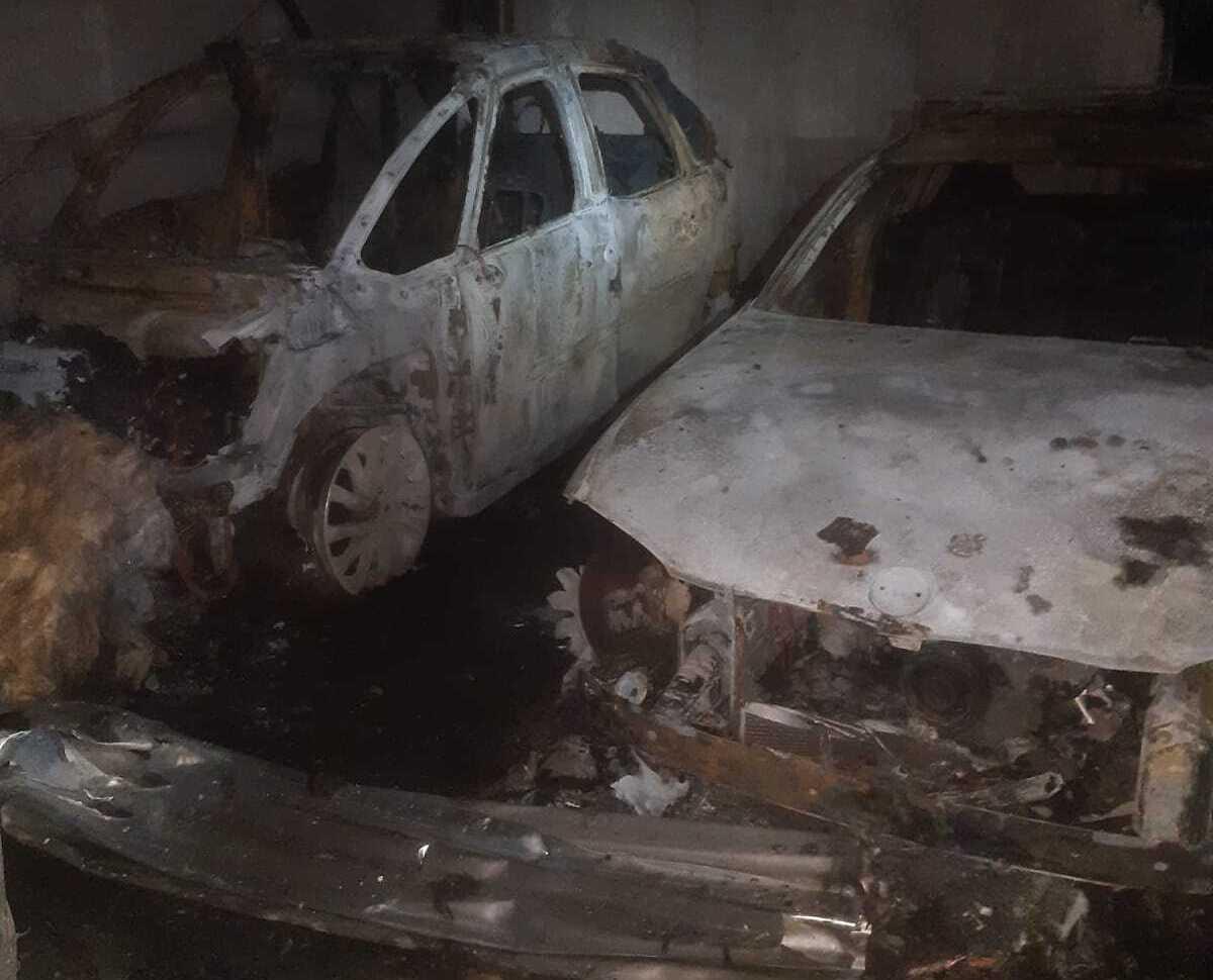 Incendio en una nave de Jerez deja varios vehículos calcinados