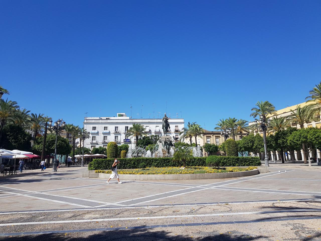 El Ayuntamiento rectifica y cambia de ubicación el aparcamiento de  bicicletas de la Plaza del Arenal