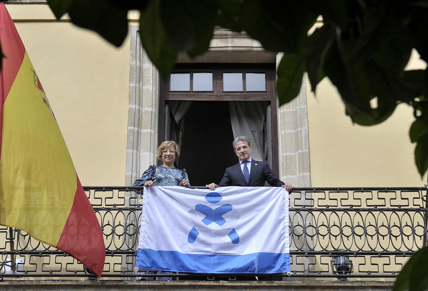 Jerez conmemora el Día de la Enfermería con la colocación de su bandera en el balcón del Consistorio