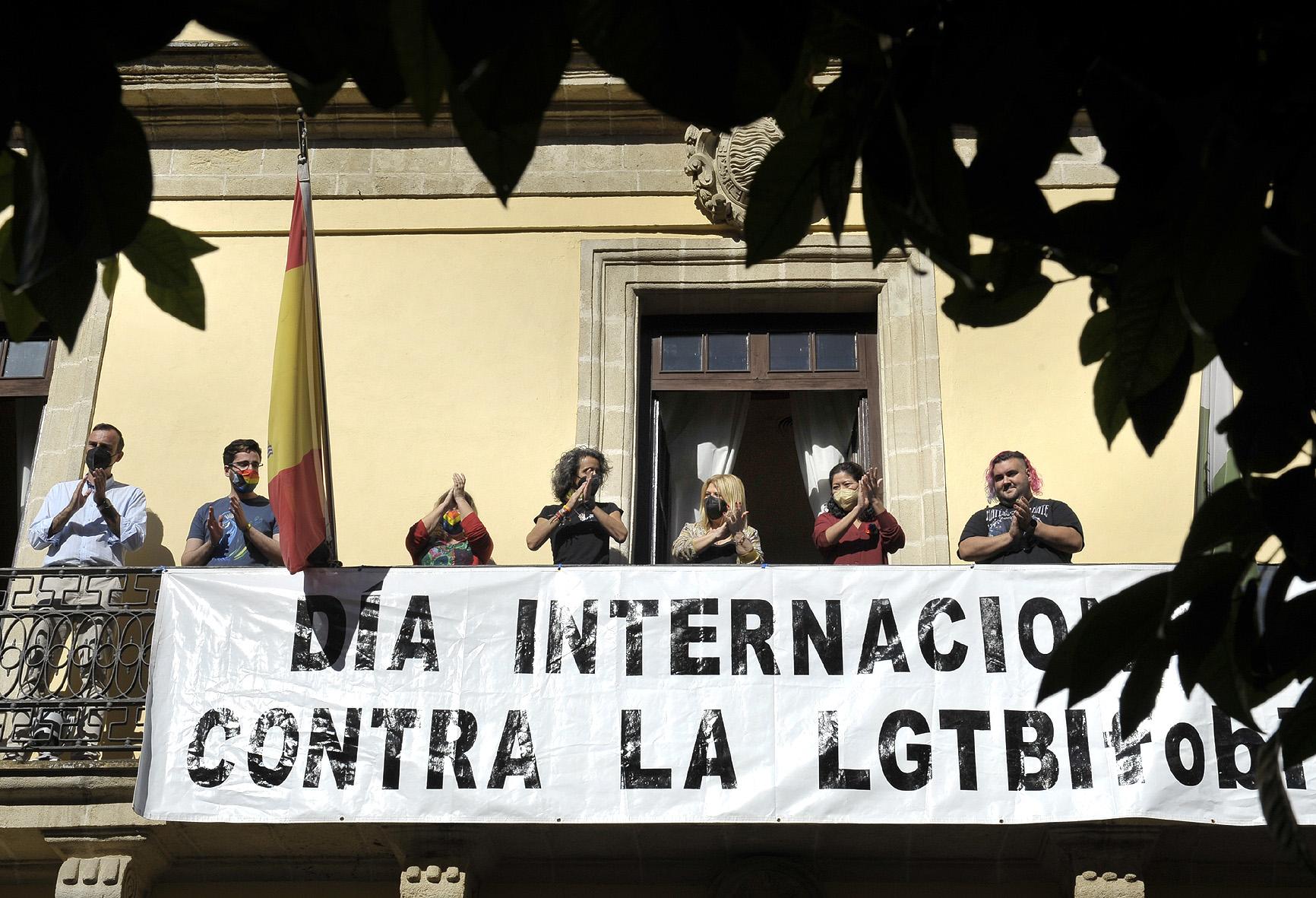 Jerez conmemora el Día contra la LGTBIfobia colocando una pancarta en la fachada del Consistorio