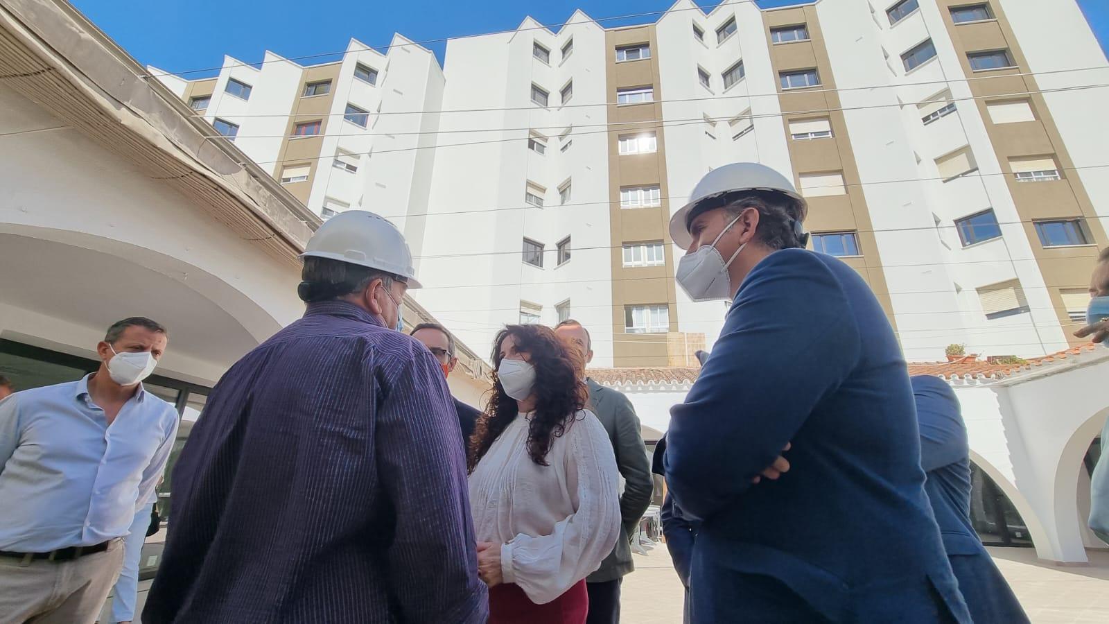 Rocío Ruiz visita en Jerez el centro de participación activa para personas mayores La Granja