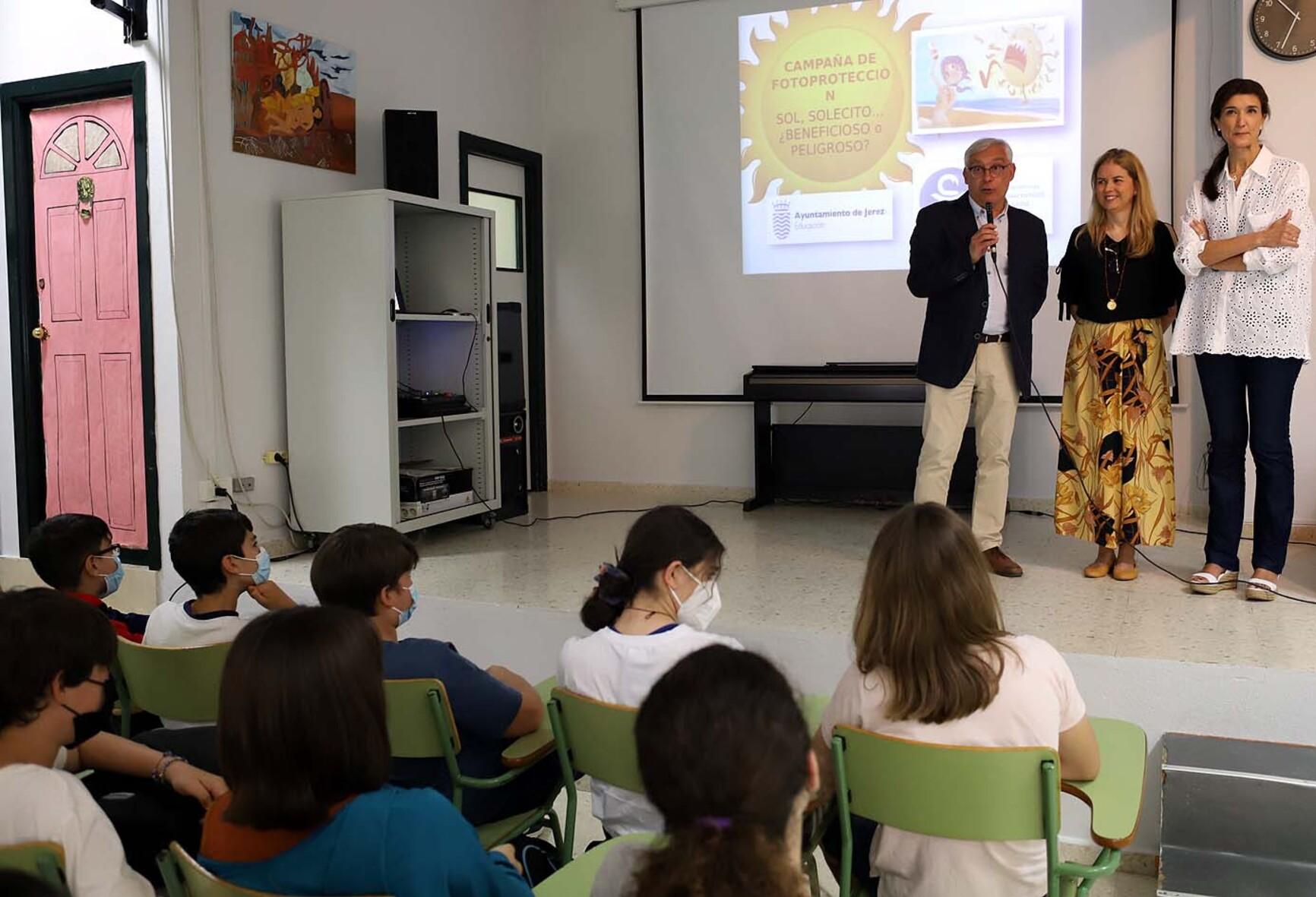 Unos 500 estudiantes de siete centros de Jerez se informan sobre los riesgos de la exposición solar