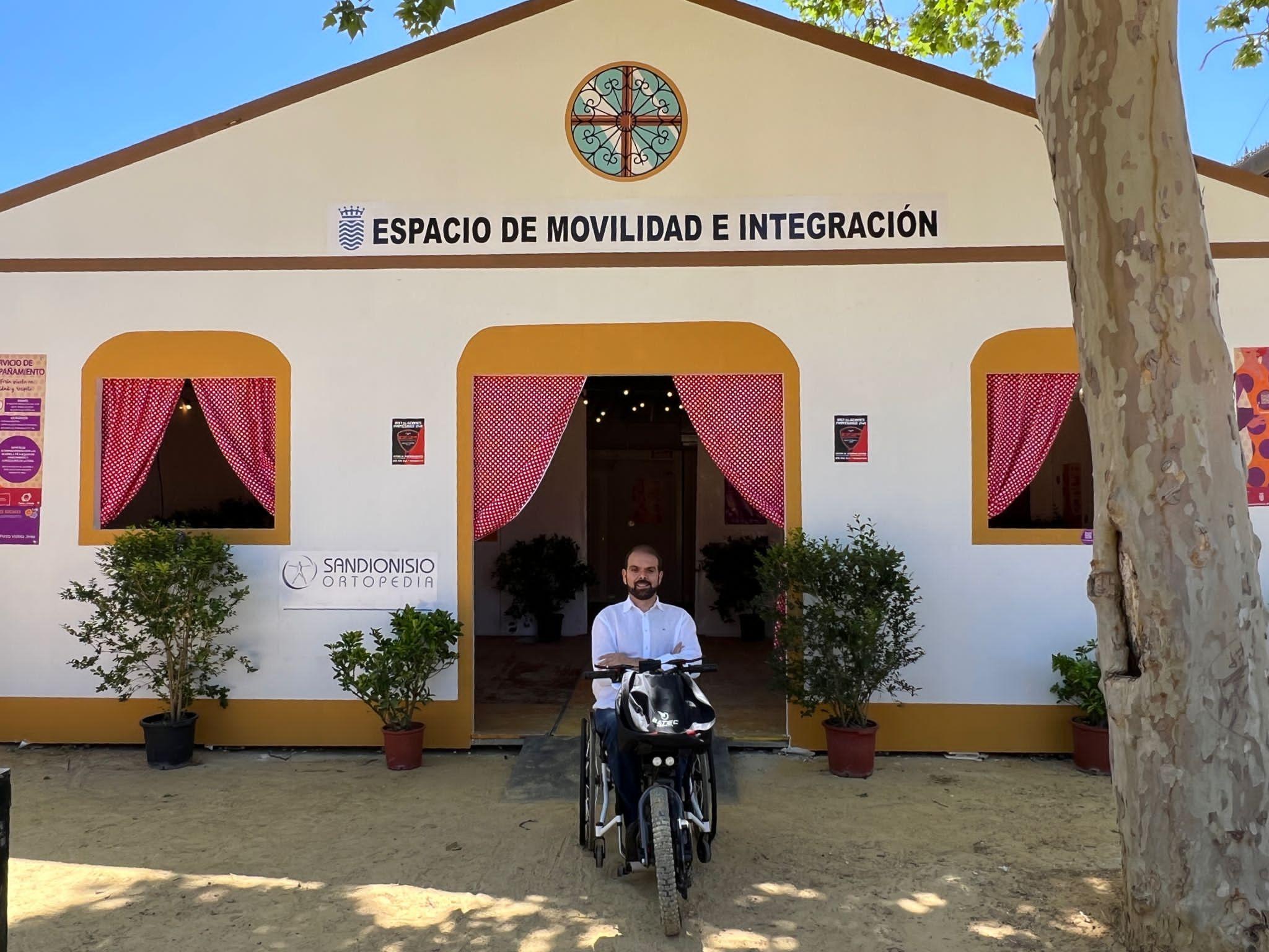 Francisco Zuasti, de Cs Jerez, celebra la instalación de un aseo accesible para ostomizados en la Feria del Caballo