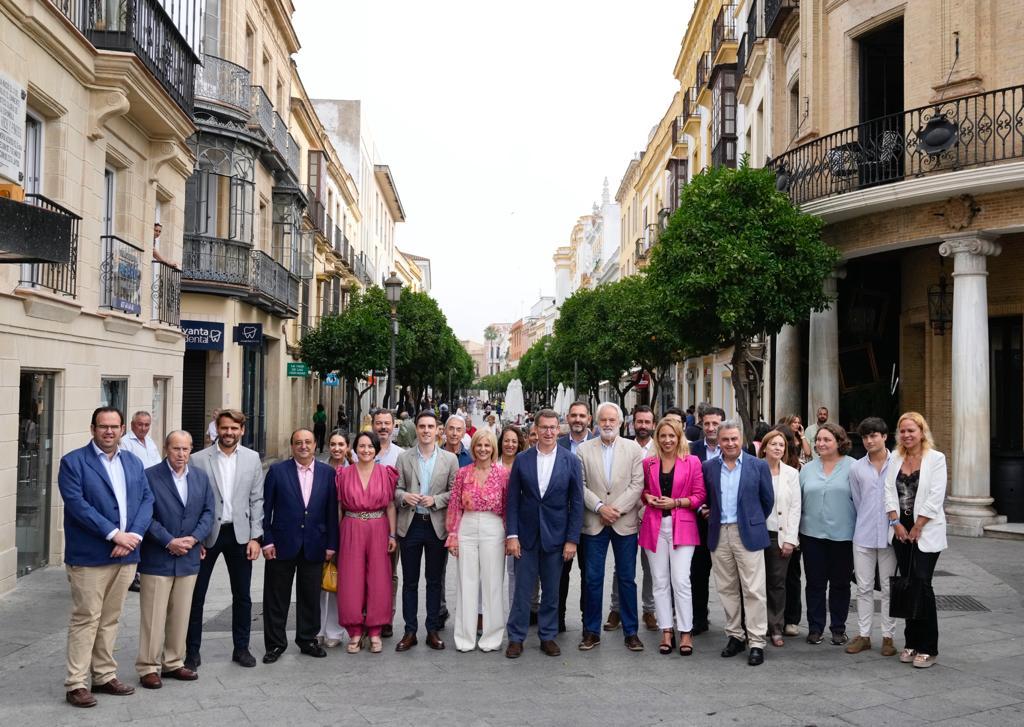 Fotonoticia: El líder nacional del PP, Alberto Núñez Feijóo, visita Jerez