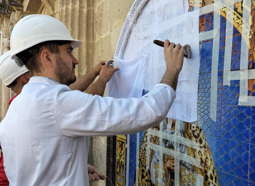 Comienza la restauración del azulejo de la Soledad