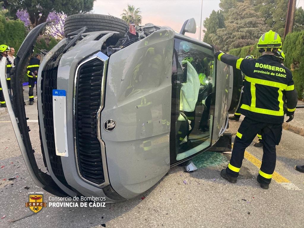 Vuelca un coche junto al Real de la Feria de Jerez