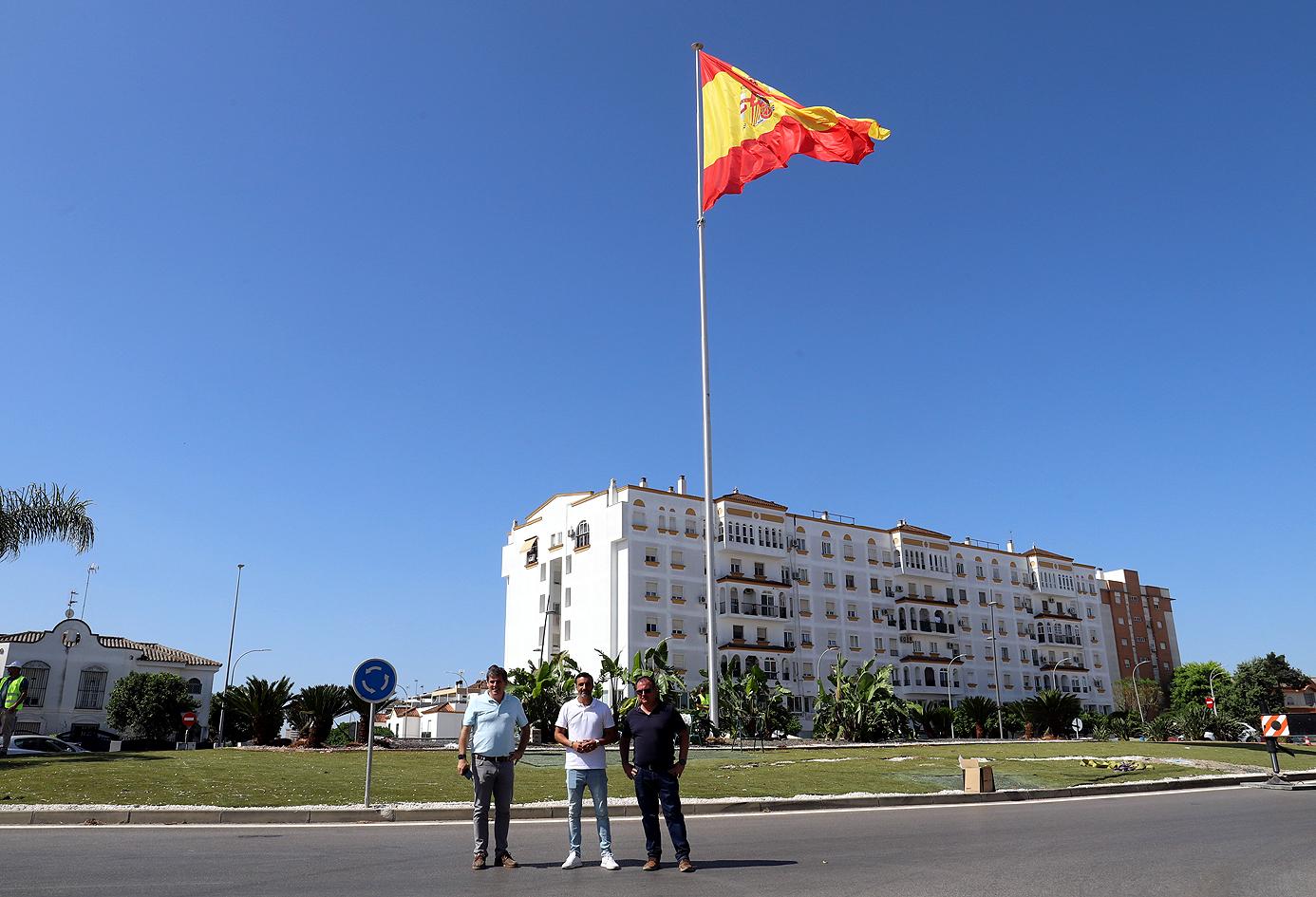 Las banderas de España y Andalucía ya ondean en dos rotondas de Jerez