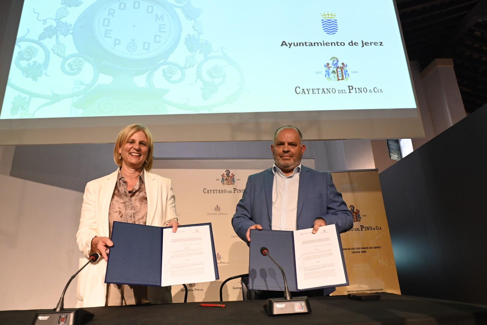Ayuntamiento y Cayetano del Pino firman el acuerdo para la restauración y recuperación del Reloj del Gallo Azul de Jerez
