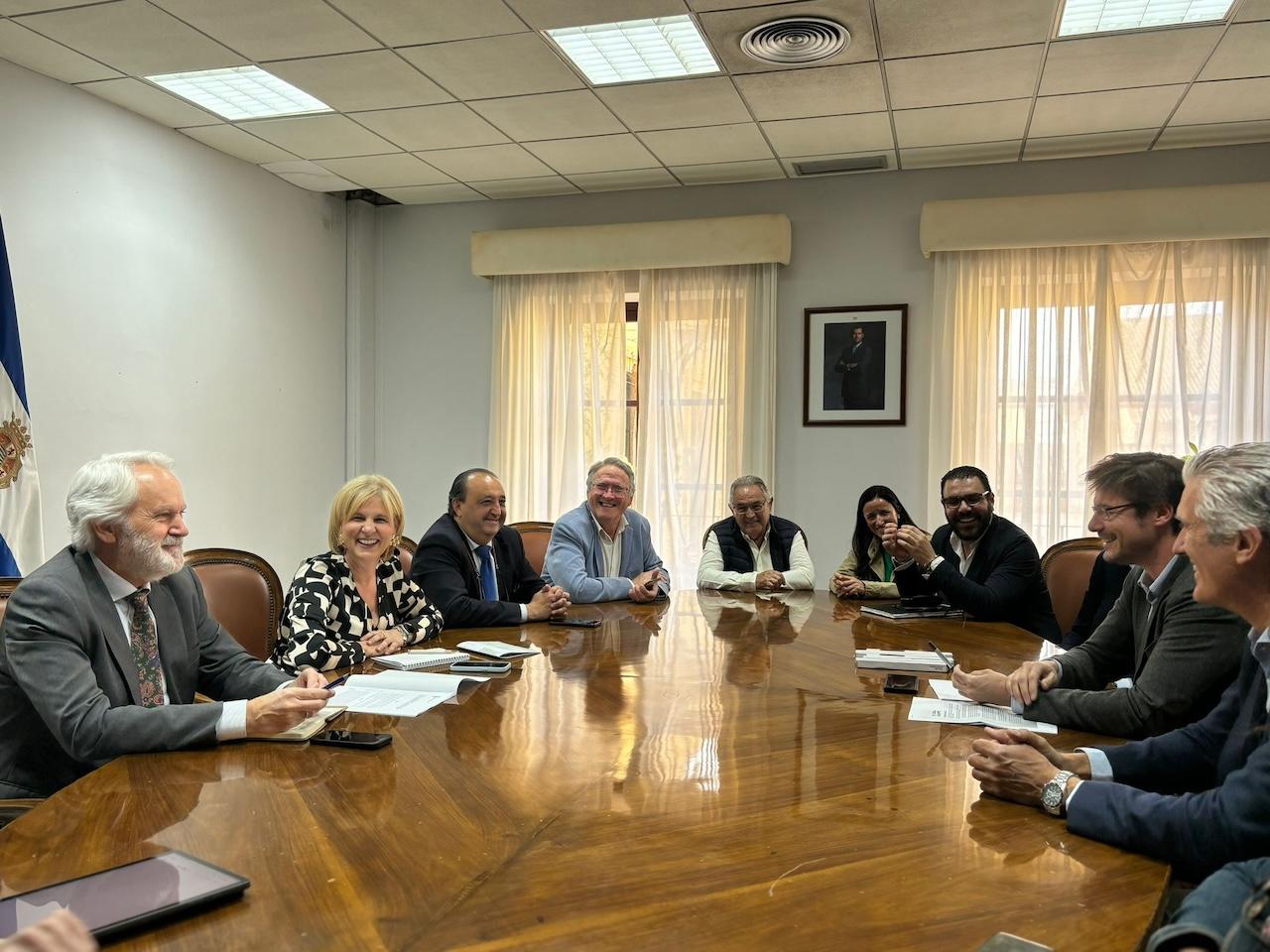 La alcaldesa de Jerez destaca el relevante papel de las peñas flamencas en el primer encuentro con la nueva directiva de la Peña Buena Gente