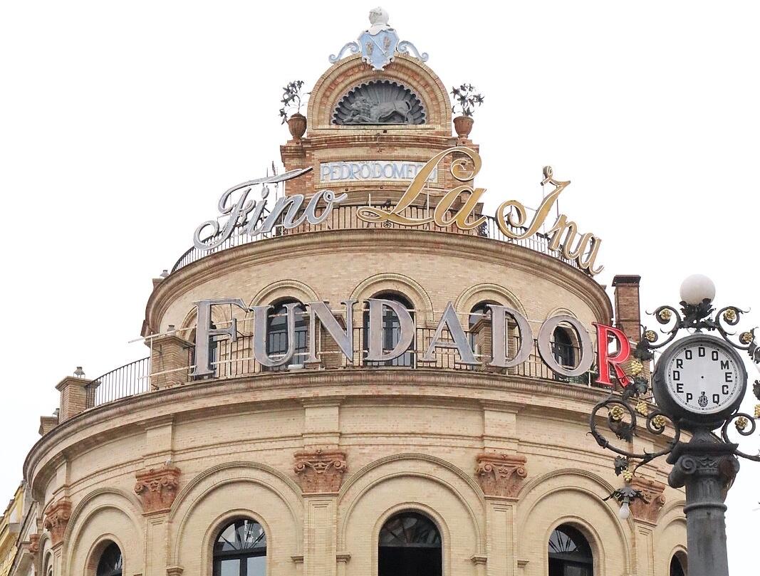 Firmado un convenio para restaurar y recuperar el histórico Reloj del Gallo Azul, en pleno centro de Jerez